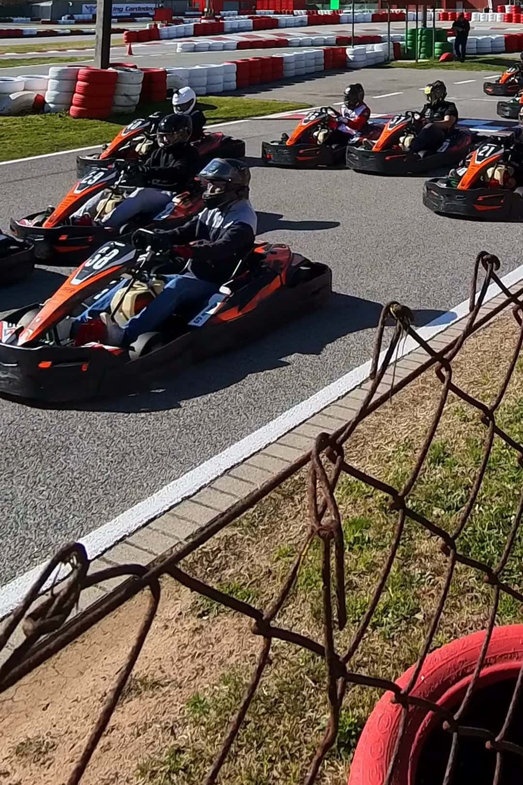 Un gruppo di kart sul rettilineo