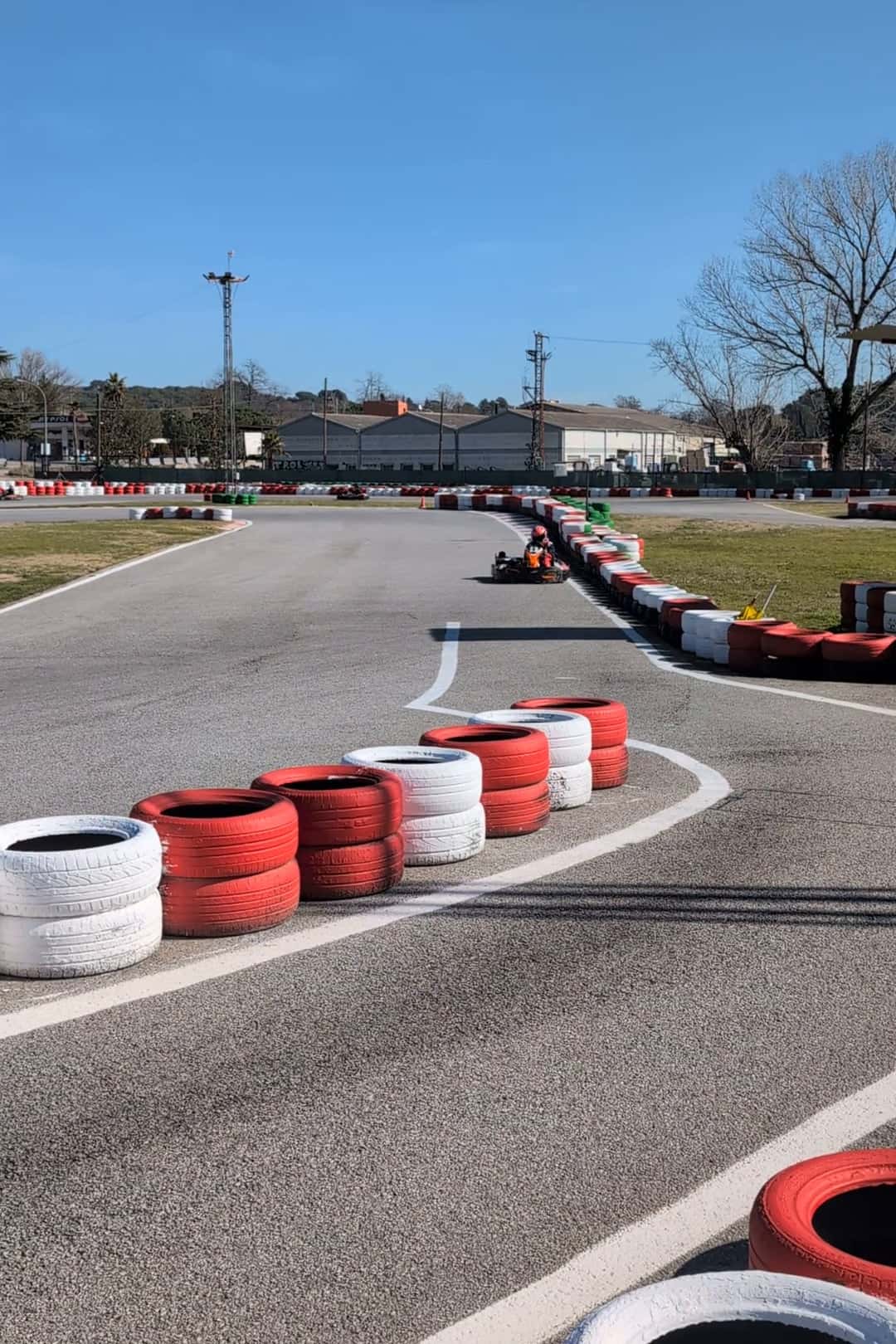 Kart a noleggio in curva tra le gomme bianche e rosse