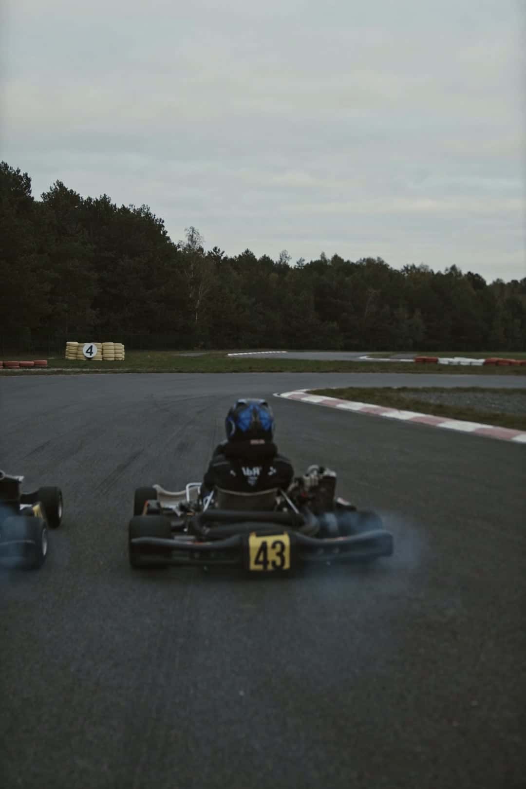 Un kart da corsa esce dal fumo delle gomme