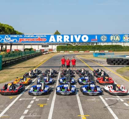 Kart allineati sotto lo striscione d'arrivo