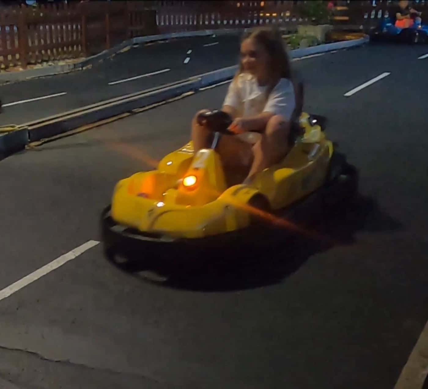 Una bambina guida un kart giallo