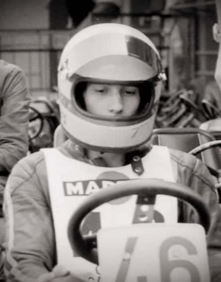 Un pilota con il casco alla Coppa dei Campioni 1980