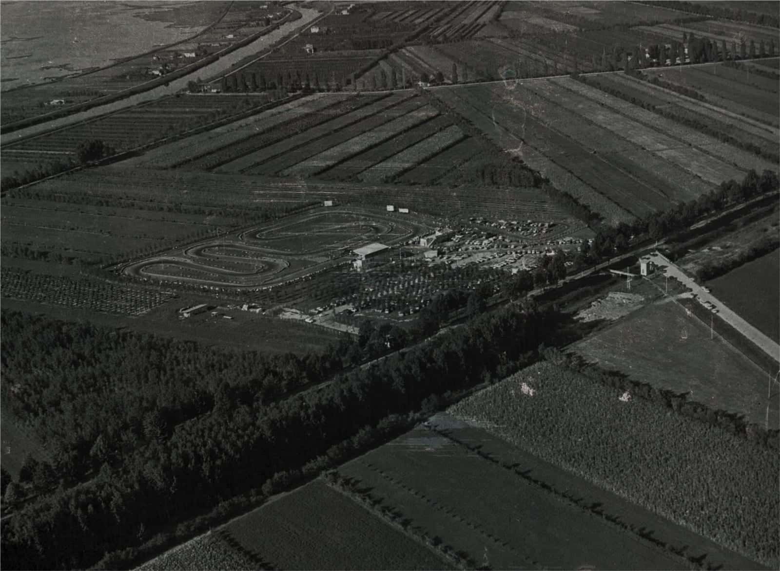 Foto aerea della pista tra i campi