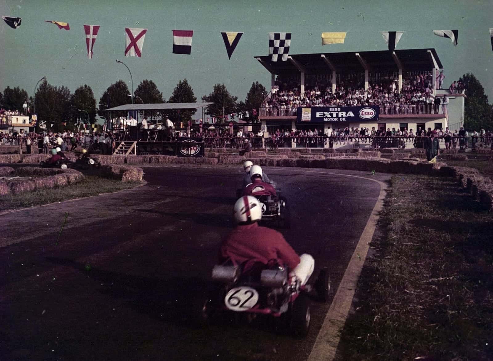 Kart davanti alla tribuna imbandierata