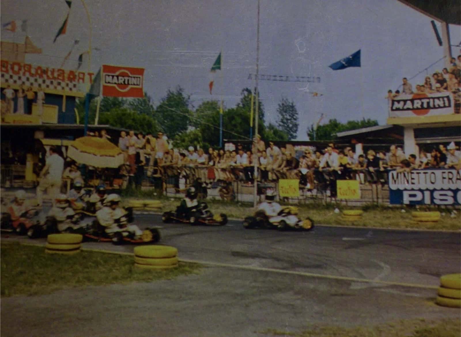 Coppa dei Campioni, kart in curva davanti al pubblico